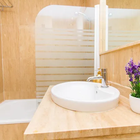 Wonderstays La Estacion Apartment